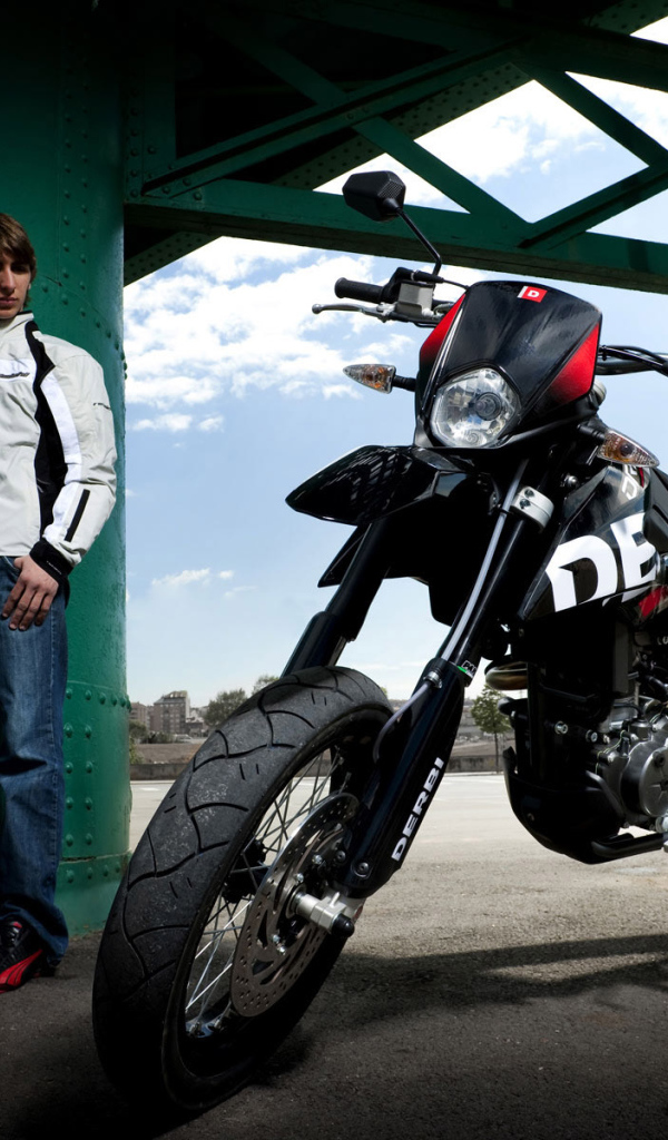 Дерби Сентра среди стальной тишины