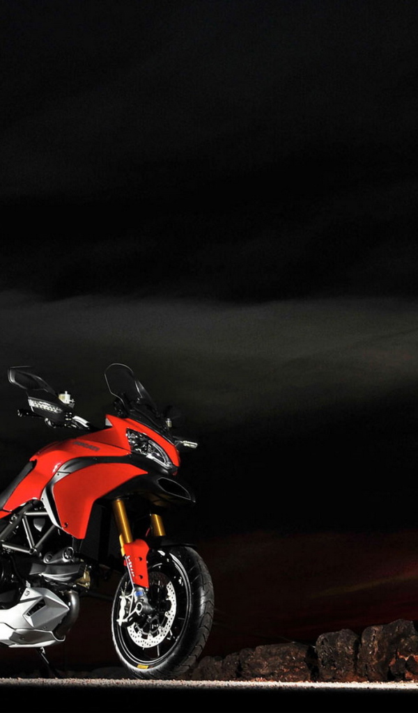 Дукати Мултистрада 1200С в ночи