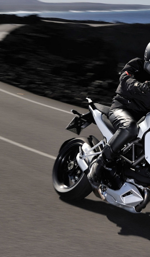 Дукати Мултистрада 1200С движение вдоль побережья