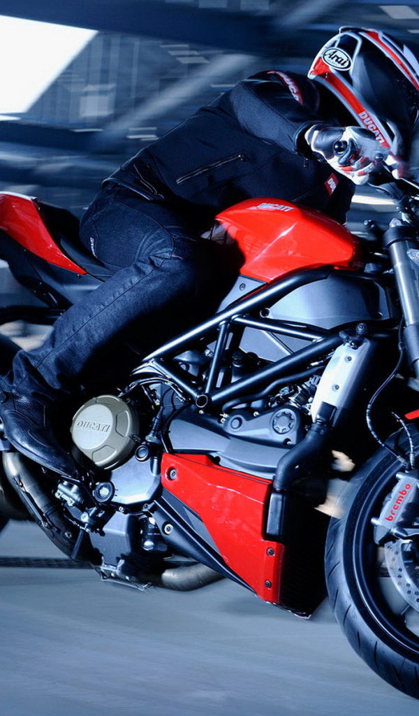 Ducati Streetfigtherx выезжая с парковки