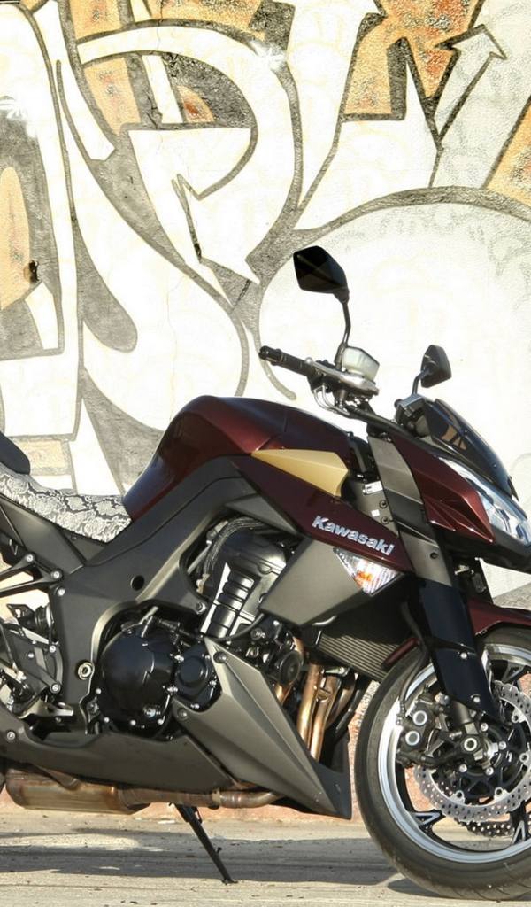 Кавасаки Z 1000 около стены