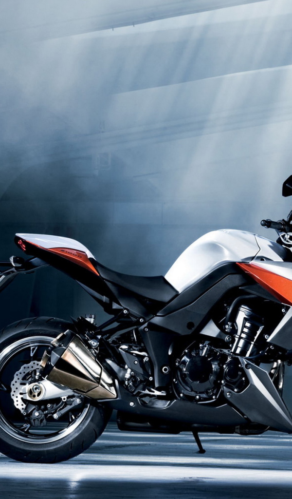 Кавасаки Z1000 в ангаре