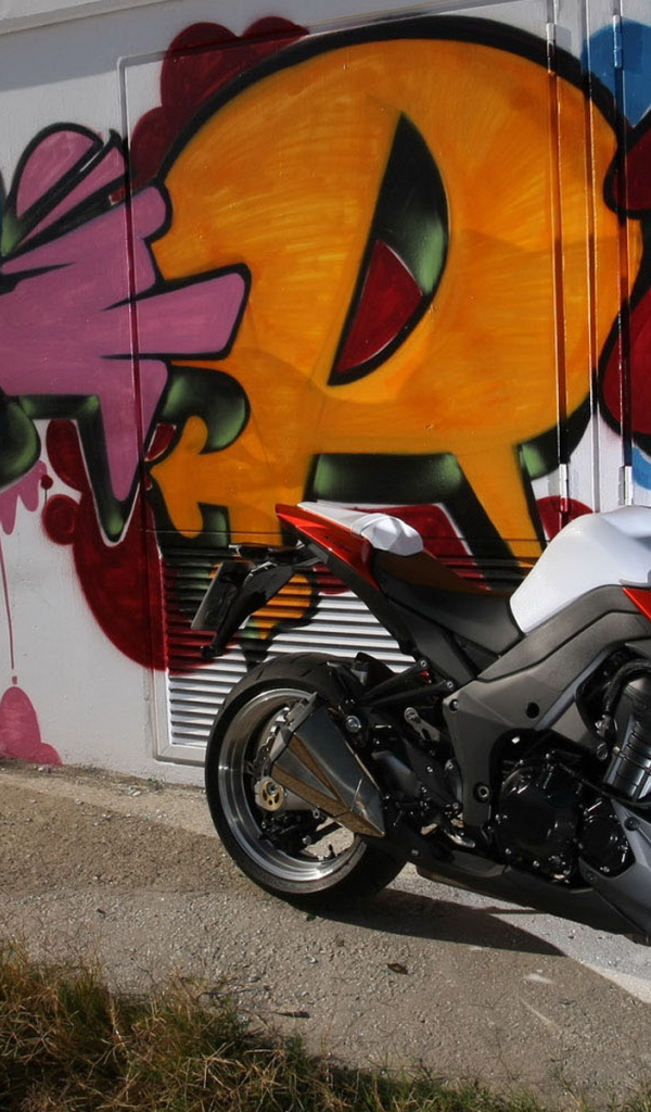 Кавасаки Z 1000 возле стены