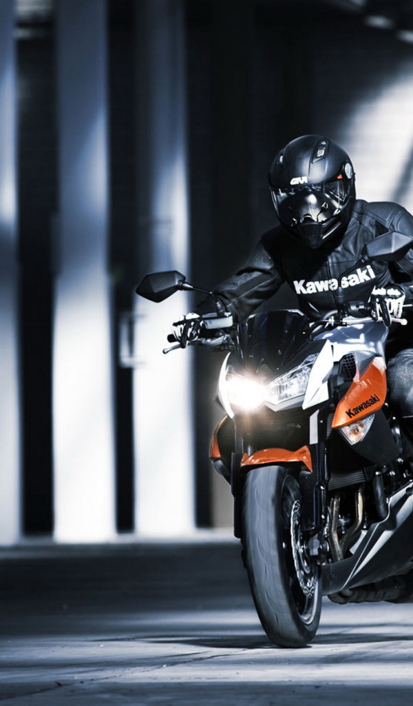 Кавасаки Z 1000 на полном ходу в здании