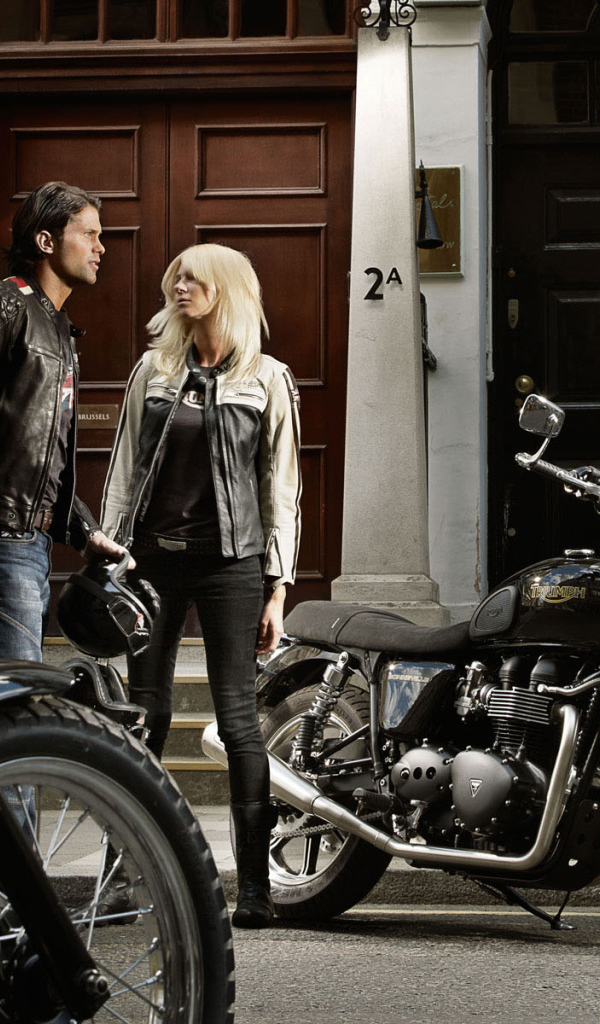 Триумф Бонневелли около двери