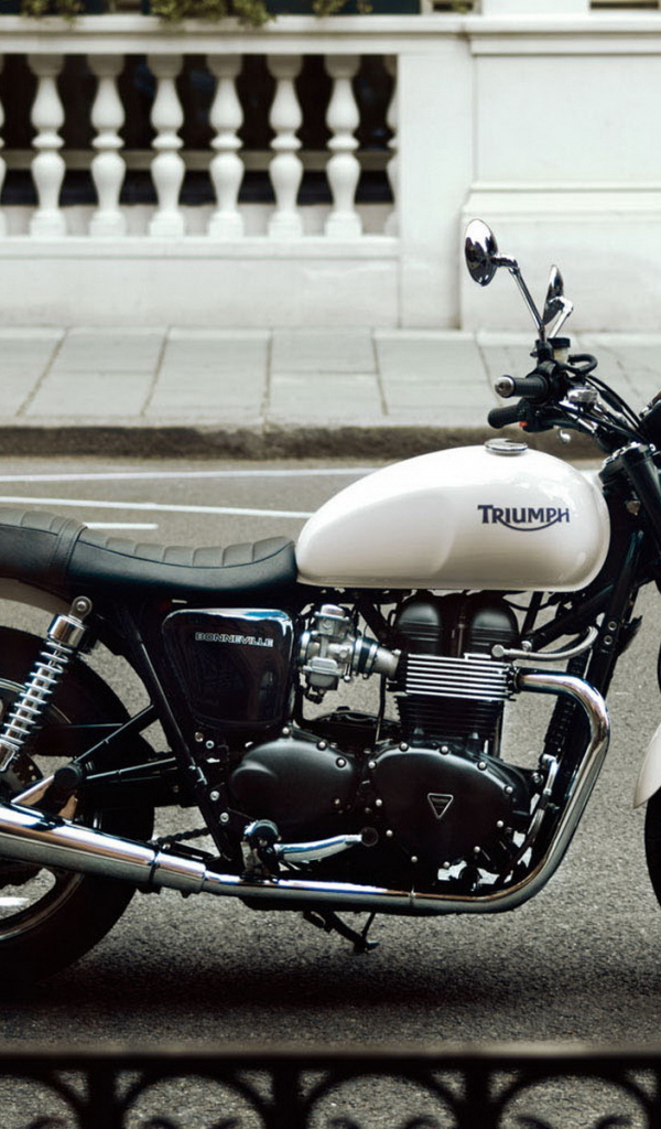 Триумф Бонневелле на улицах города