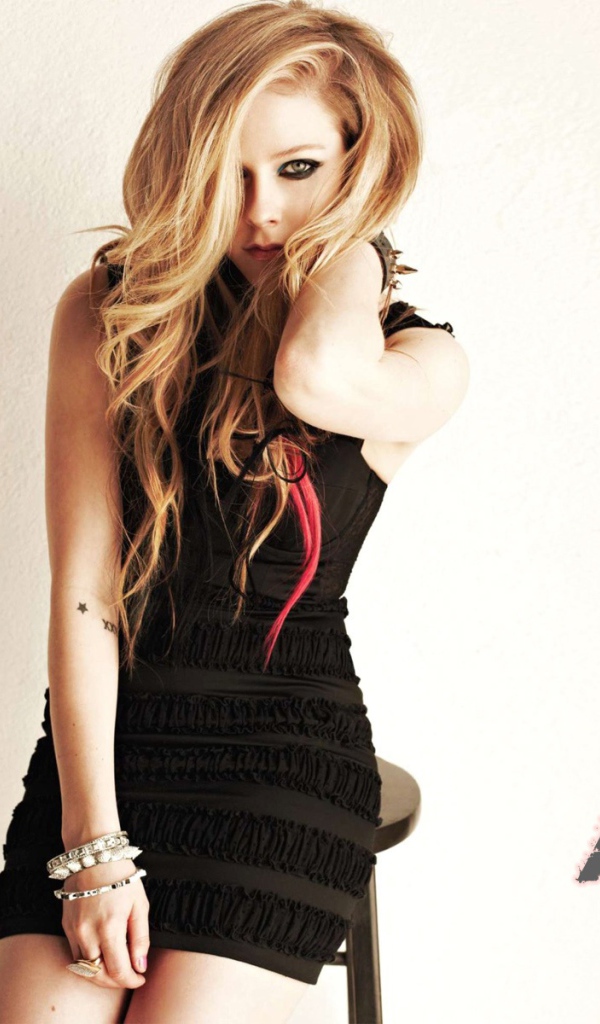 Avril Lavigne в черном