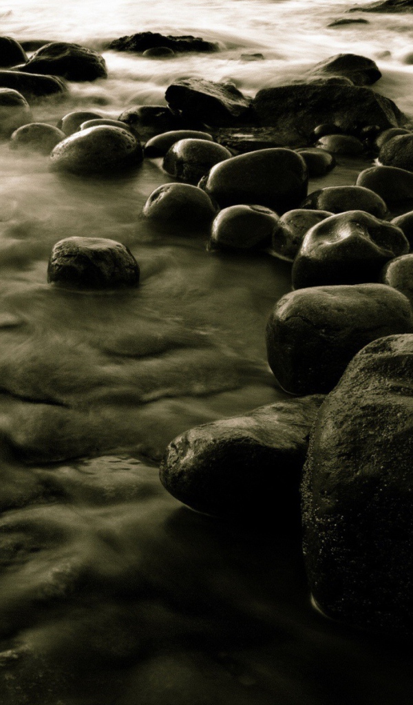 Черные валуны