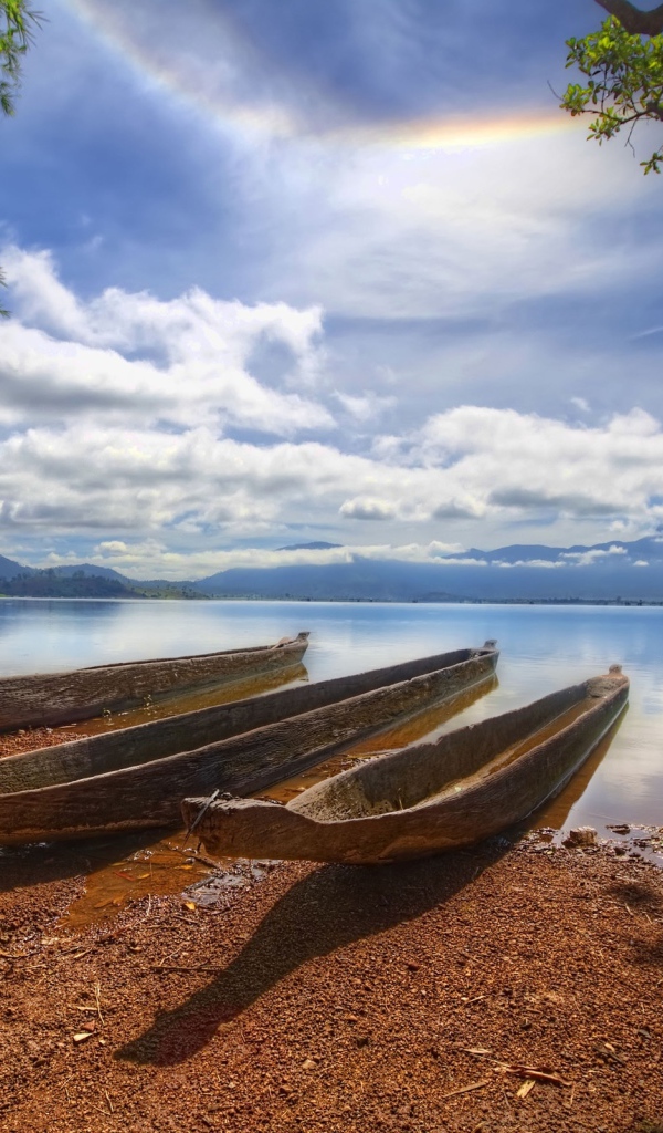 Каноэ на берегу реки