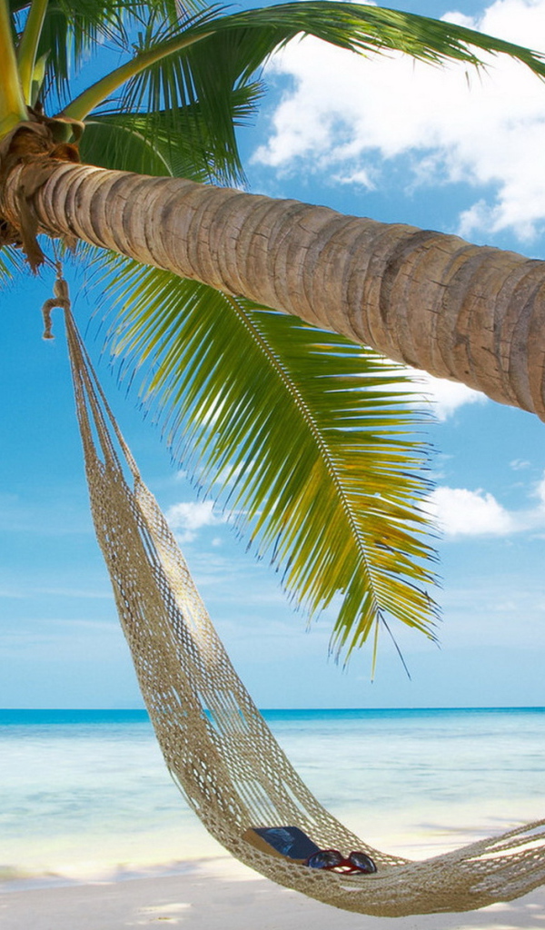 Гамак на берегу океана