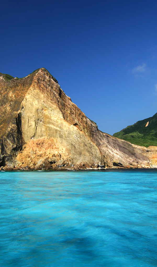 Скалы на берегу