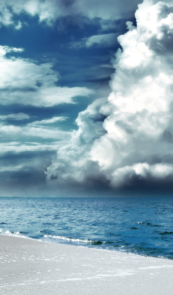 Белый песок, море, пасмурное небо