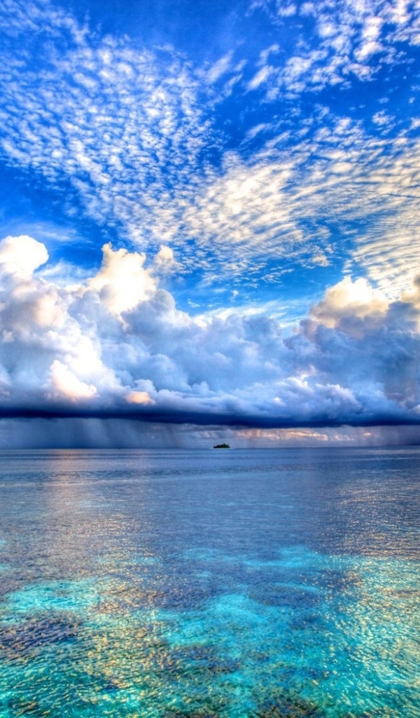 Облака над морем