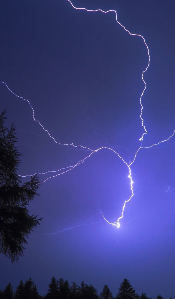 Молния в ночном небе
