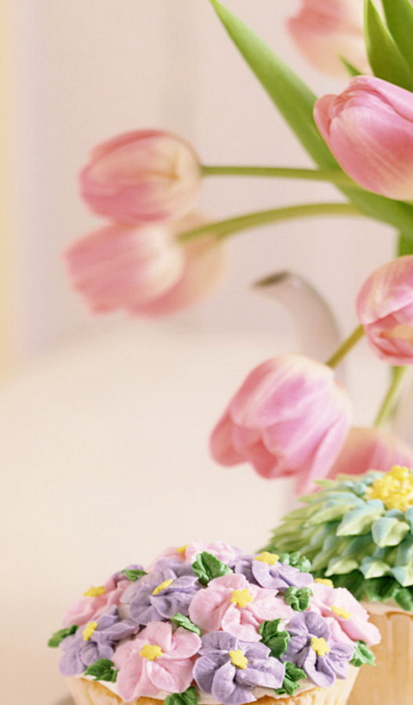 Тюльпаны и пирожные