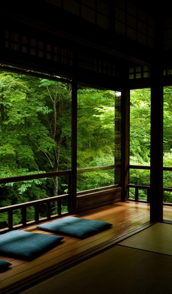 Среди лесной зелени