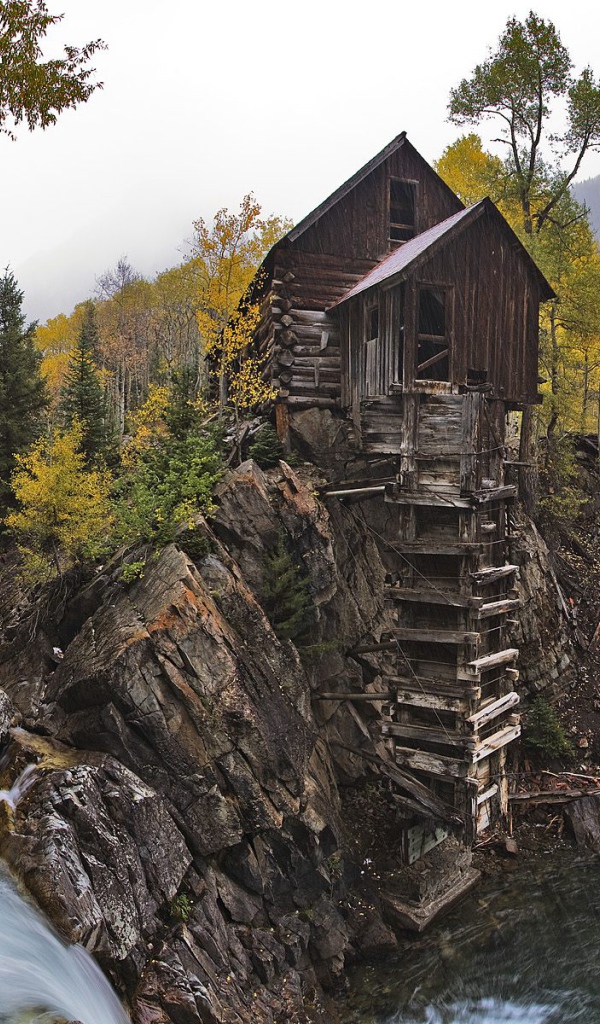 Домик на берегу лесной реки