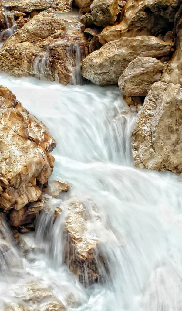 Ручей среди камней