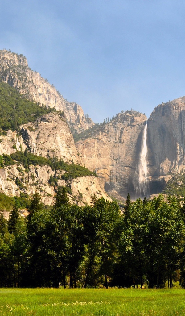 Высокий водопад в горах