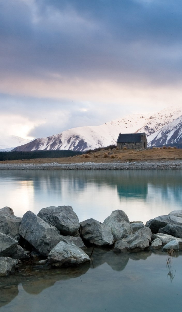 Озеро среди горных вершин