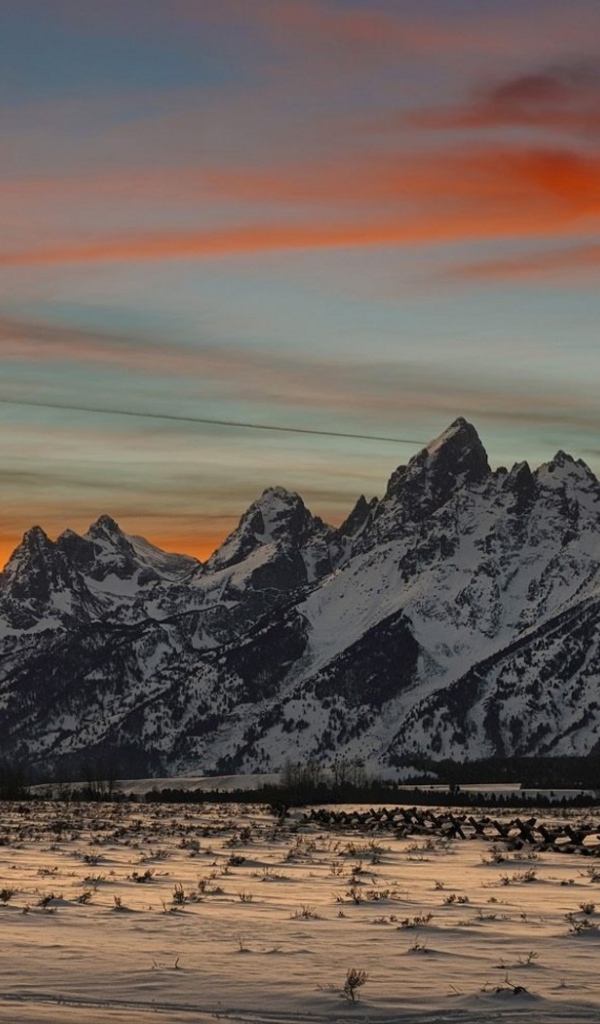 Горный хребет на закате