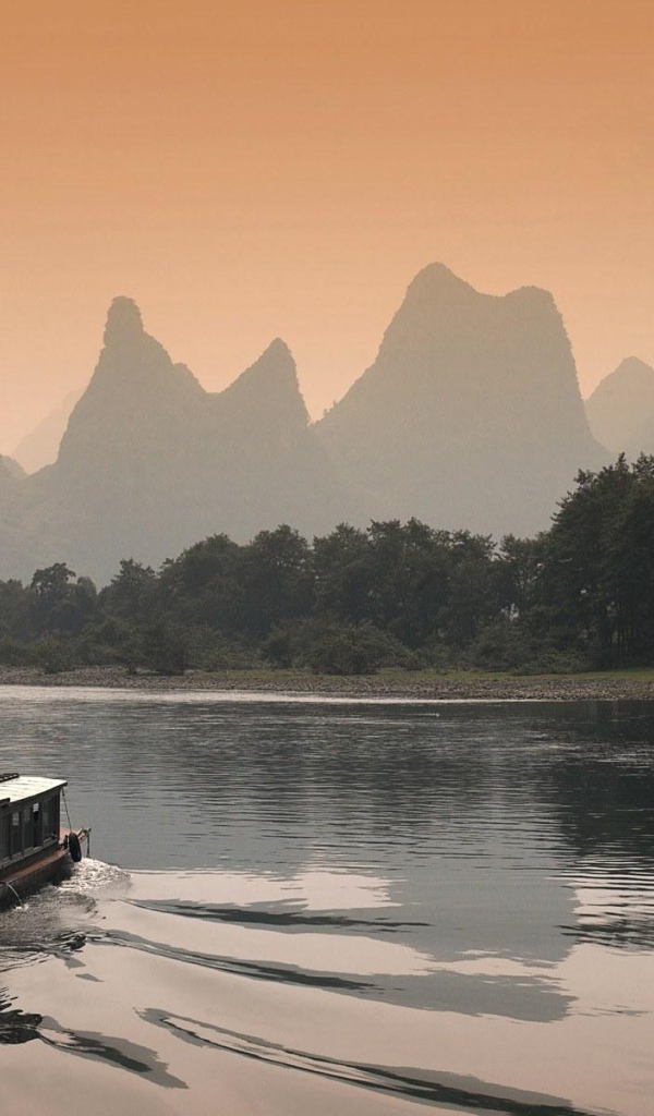 Горы у реки