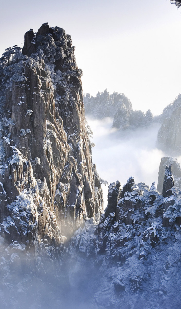 Скалы под снегом