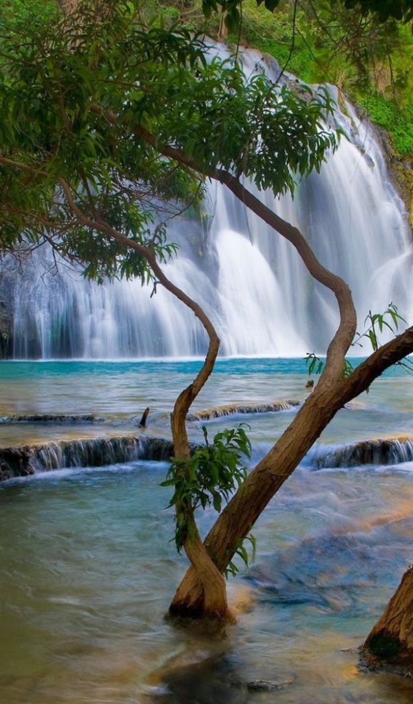 У подножия водопада