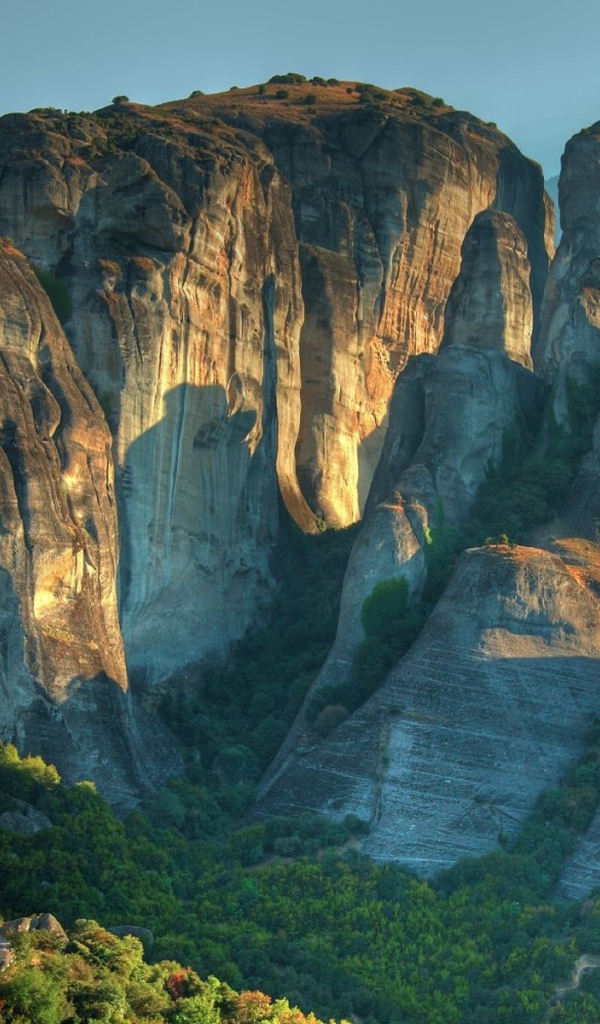 Домик на скале