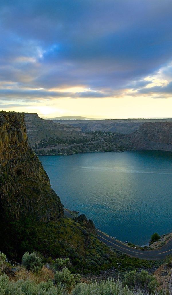 Озеро в каньоне