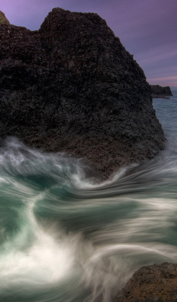 Камни на берегу