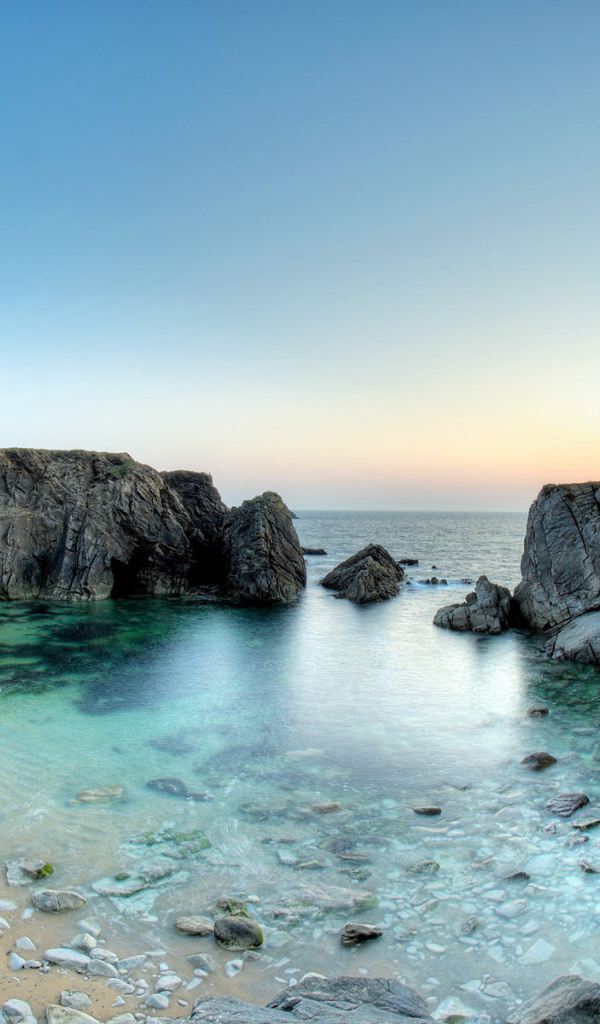 Каменистый берег