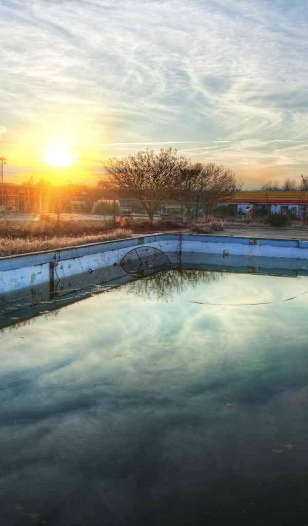 Закат у бассейна