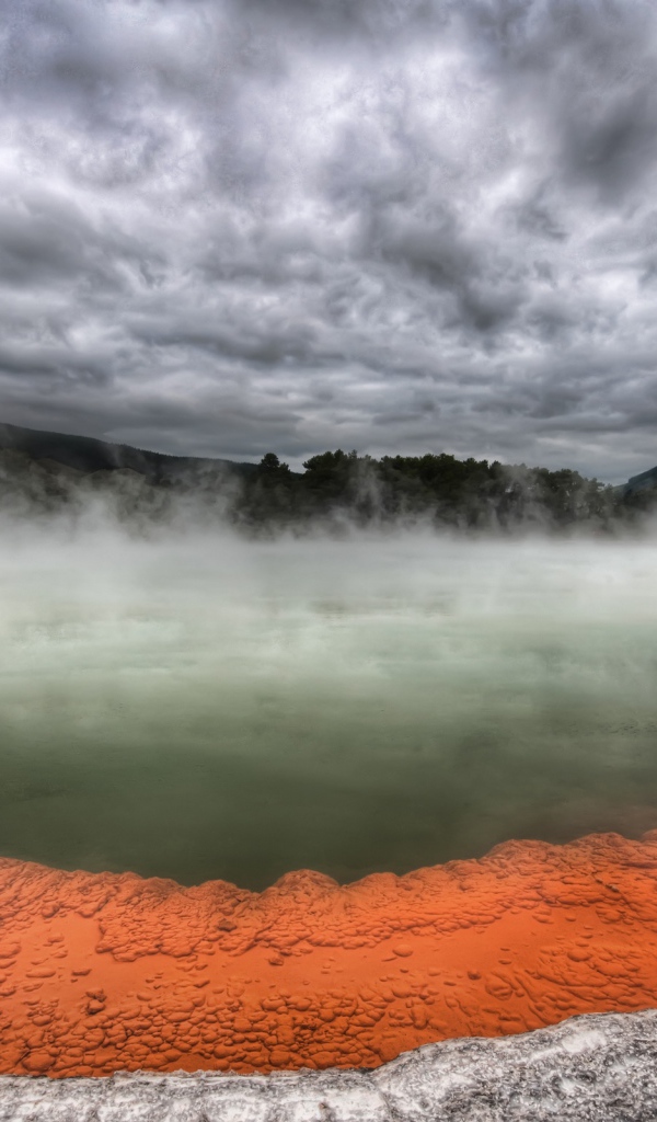 Горячий источник у вулкана