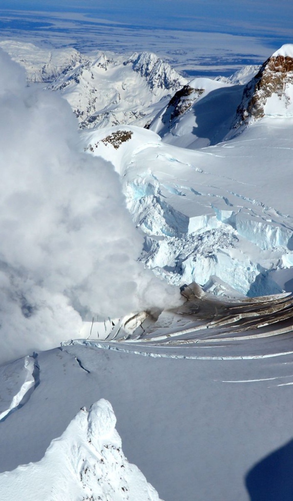 Извержение вулкана, Аляска, США