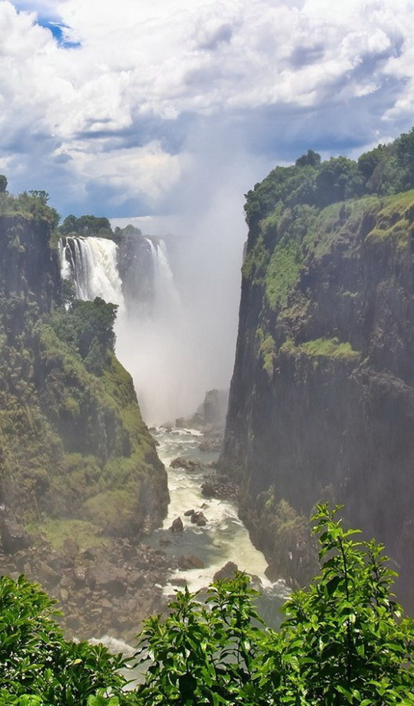 Водопад в ущелье