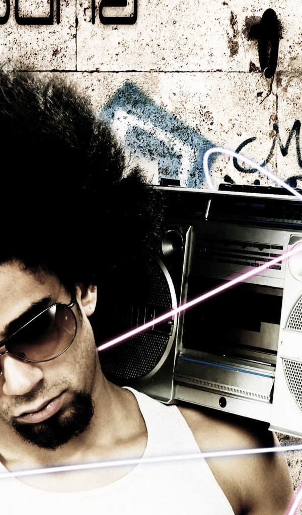 Парень с магнитофоном