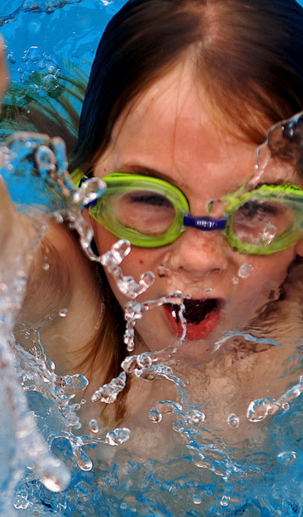 Плавающая девочка