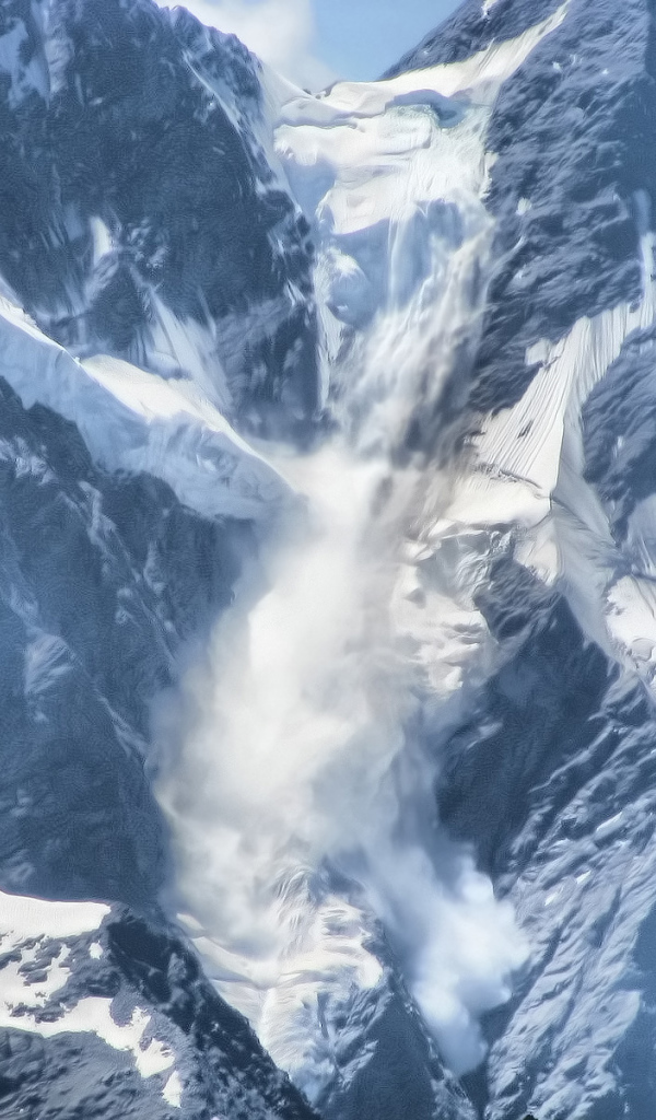 Сход снега с гор