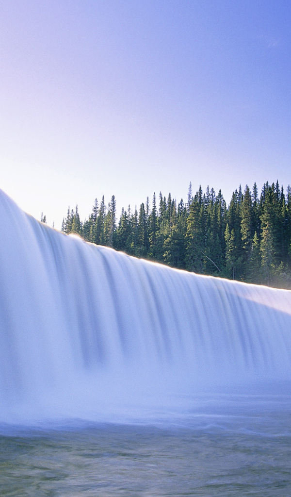 Красивый водопад в Канаде