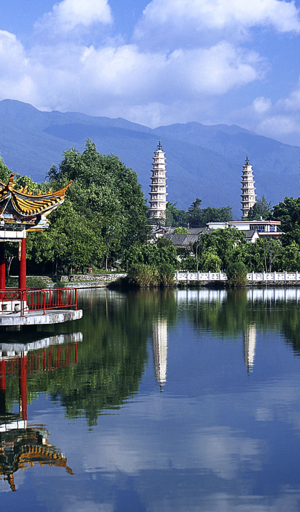 Озеро у подножия гор Китай