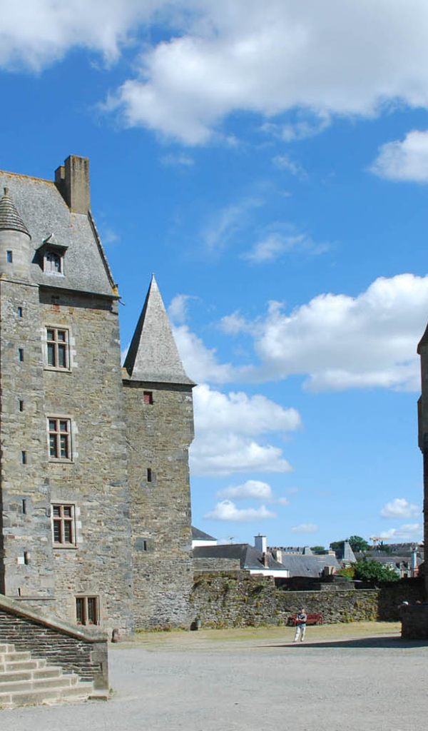 Старинный каменный замок