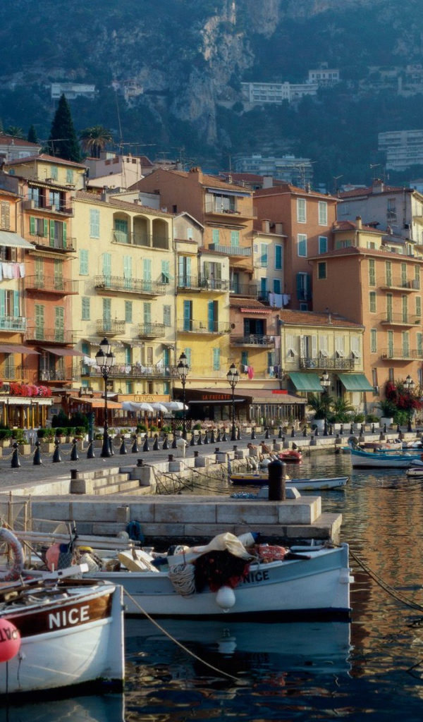 Лодки на берегу