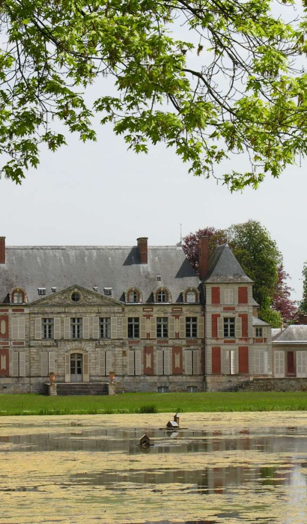 Замок на берегу озера