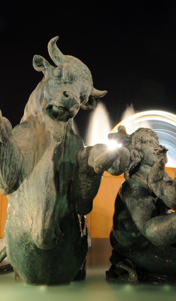 Фонтан со скульптурами