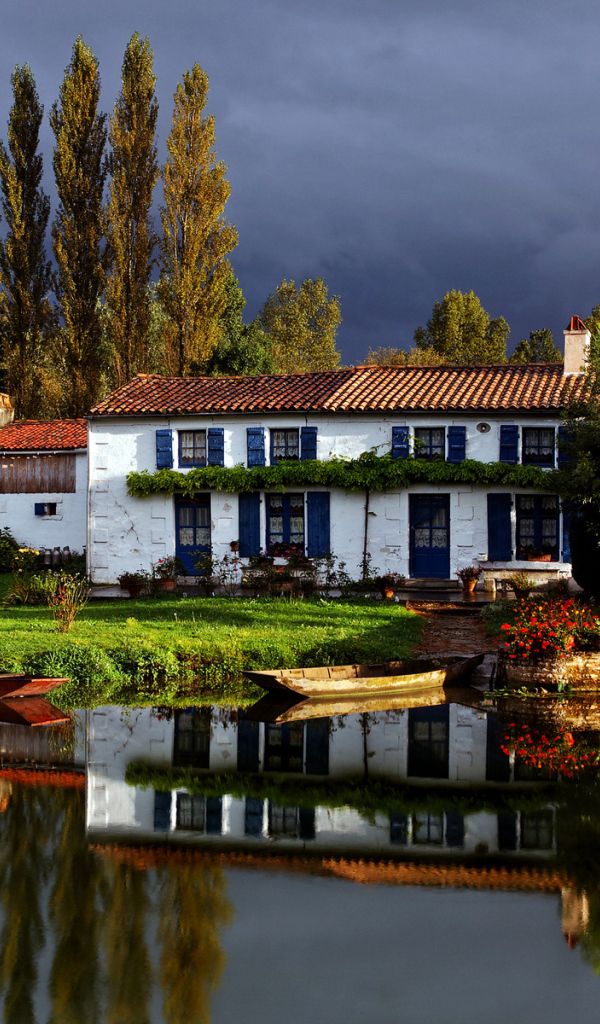 Поместье на берегу реки