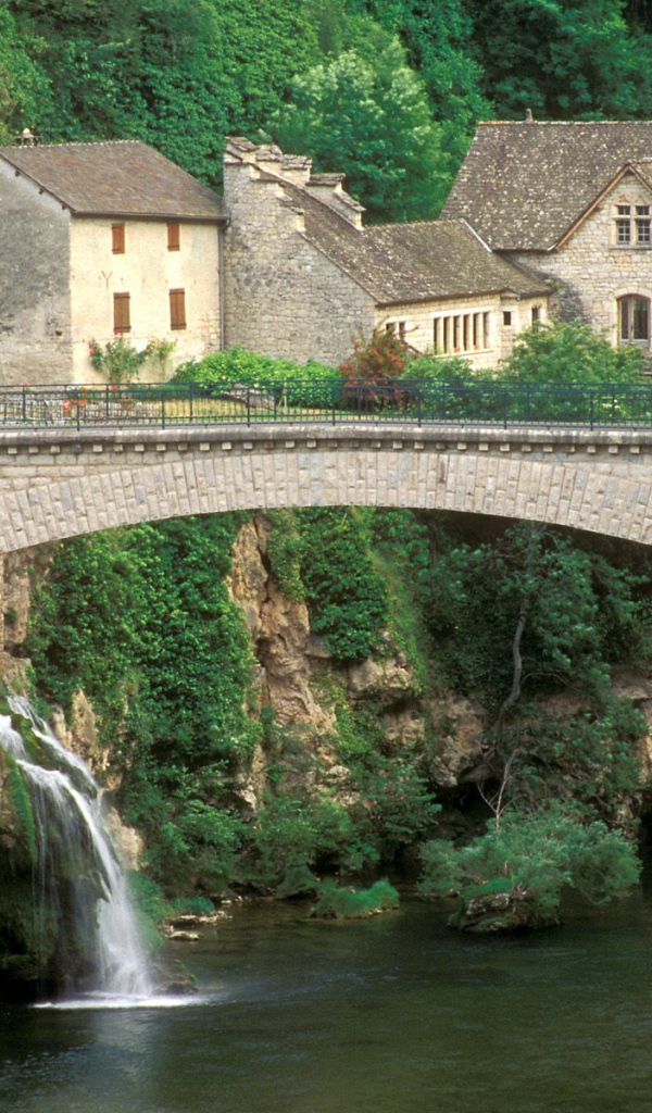 Каменный мост через реку