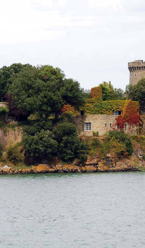 Поместье на скалистом берегу