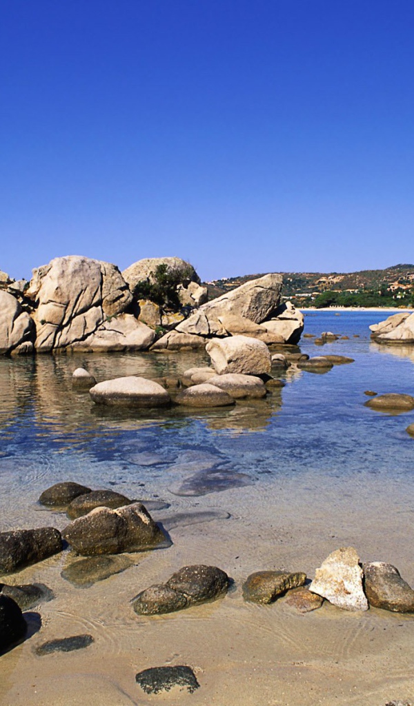 Каменистый берег Франции