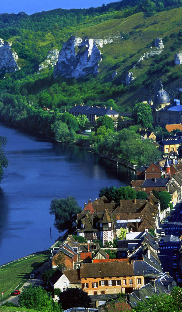 Деревня на берегу Сены